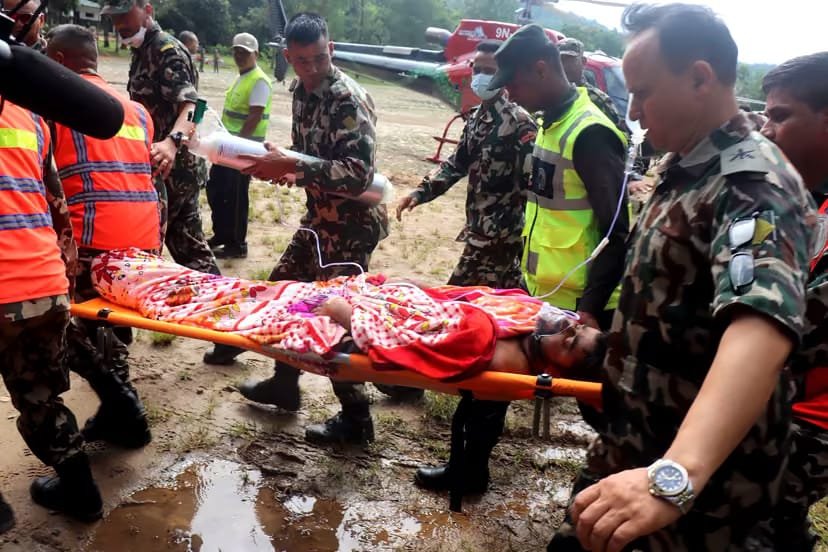 Rescatan con vida a dos personas nueve días después de las inundaciones en Nepal